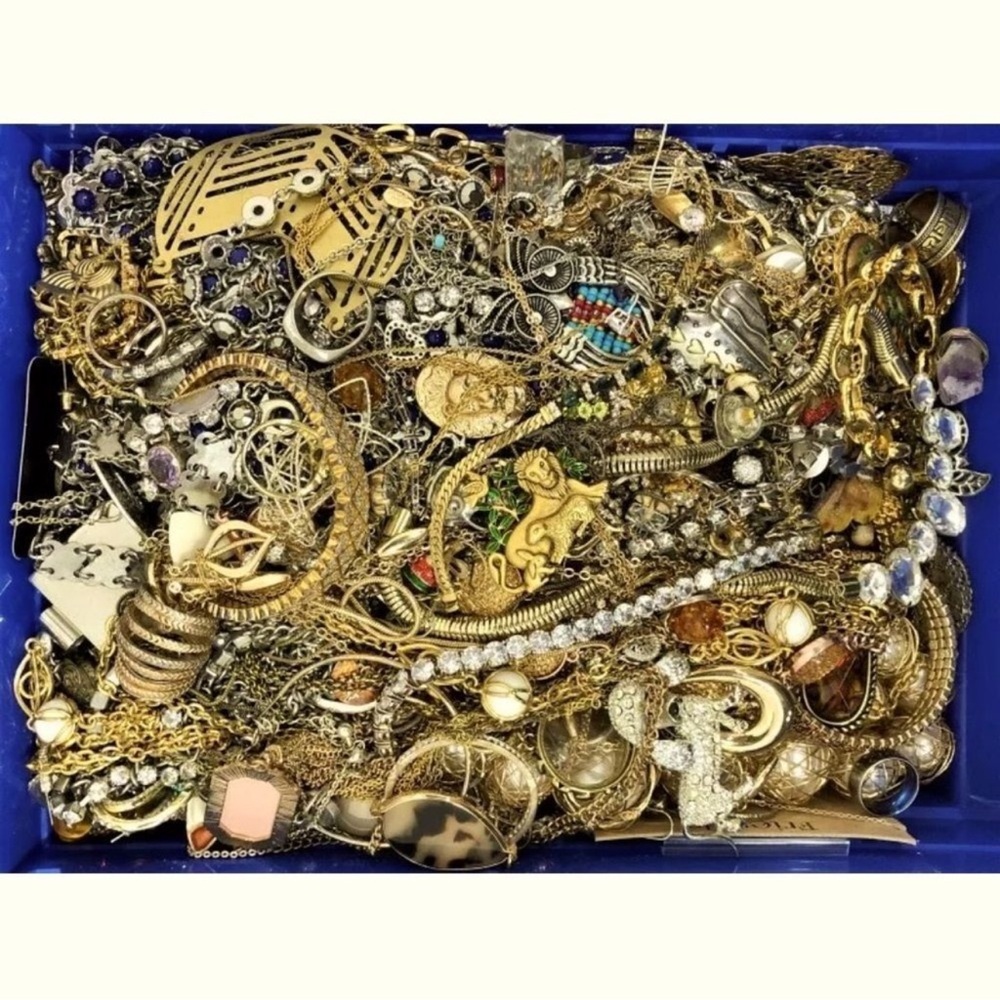 2 LB UNSEARCHED Bulk Jewelry Lot 🗝️
Gold & silver tone~ Mystery Treasure Hunt - Picture 3 of 7
